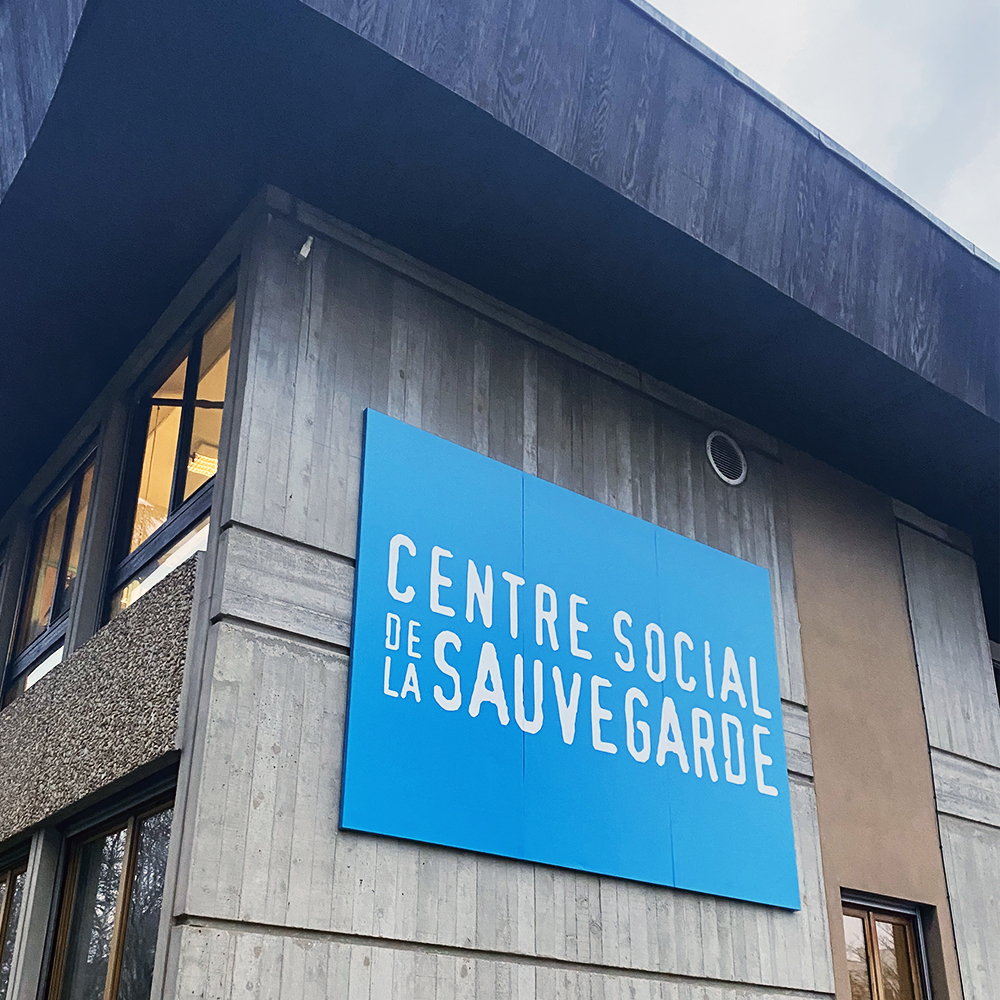 Fabrication et pose d’enseigne et signalétique extérieure, centre social de la sauvegarde Lyon