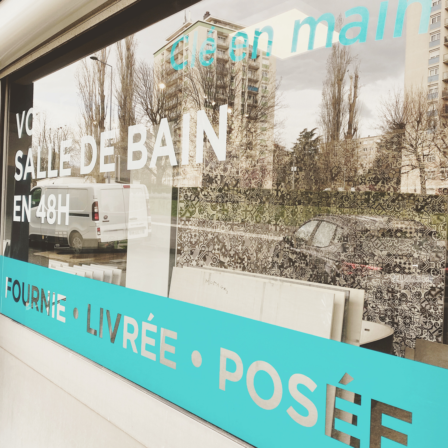 Vitrophanie de la vitrine du magasin création et travaux Saint-Etienne
