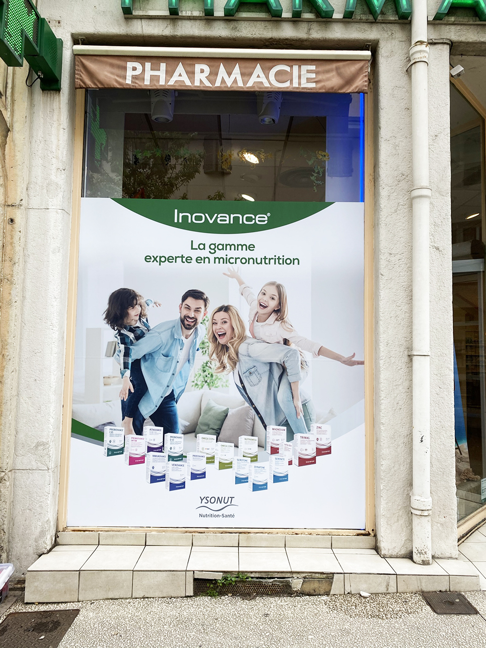 Vitrophanie en adhésif imprimé mat pour pharmacie Oullins, Lyon