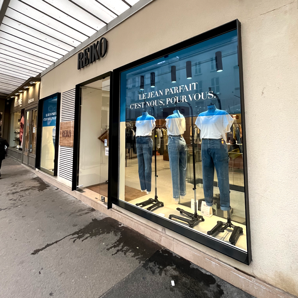 Vitrophanie lettrage film transparent magasin vêtement Aix-en-Provence