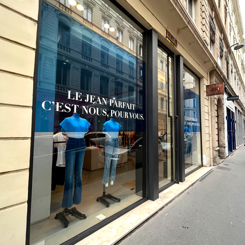 Vitrophanie lettrage film transparent magasin vêtement Aix-en-Provence