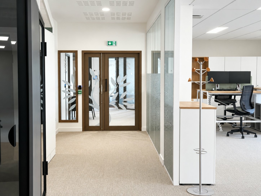 Cloisons vitrées dépolies et porte Arbre, plateau de bureaux Orano Orange