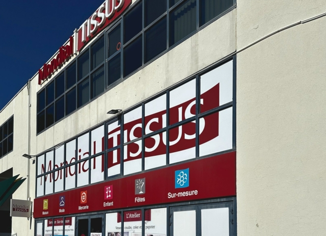 Vitrophanie magasin : 22 vitres habillées pour Mondial Tissus à Villeneuve-Loubet