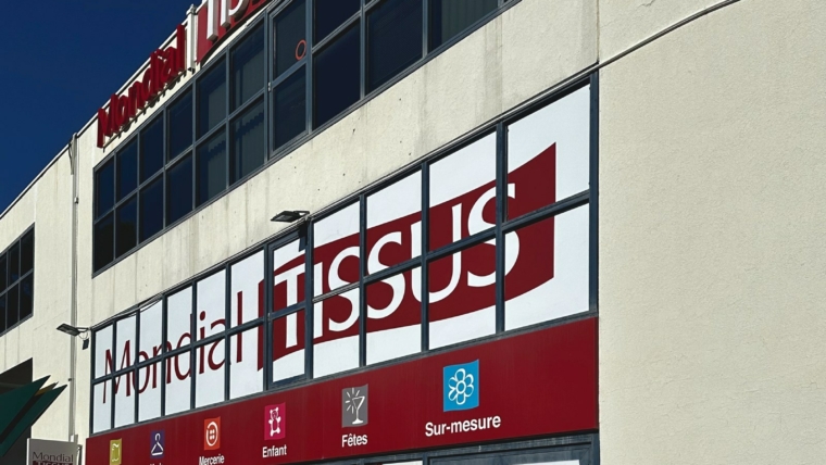 Vitrophanie magasin : 22 vitres habillées pour Mondial Tissus à Villeneuve-Loubet