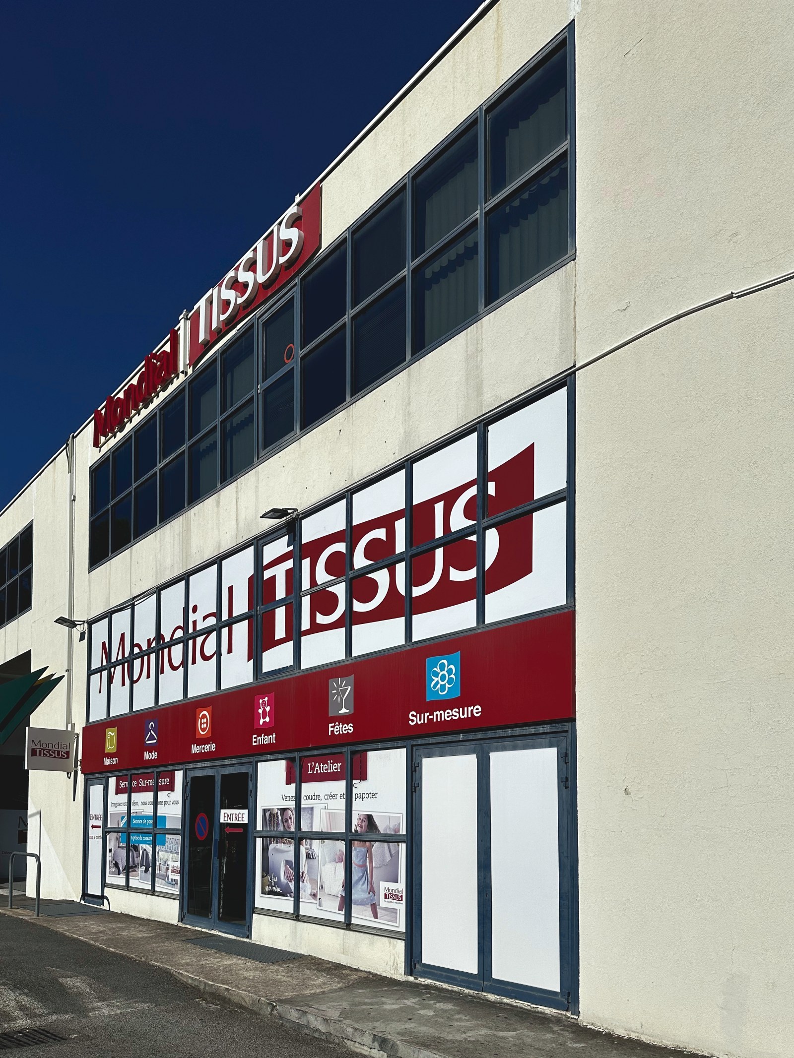 Vitrophanie magasin : 22 vitres habillées pour Mondial Tissus à Villeneuve-Loubet