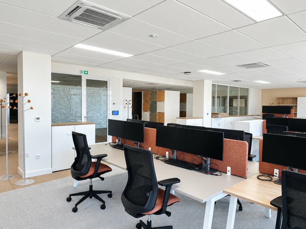 Open space Orano Orange avec cloisons en vitrophanie courbes de niveau